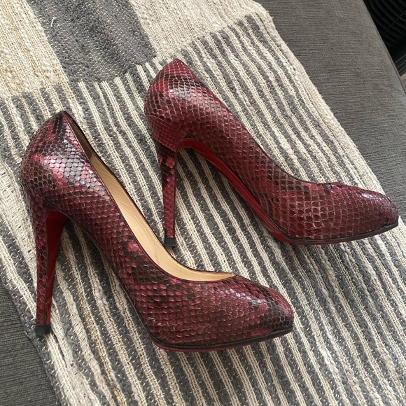 Christian Louboutin pump - Picture 1 of 9
